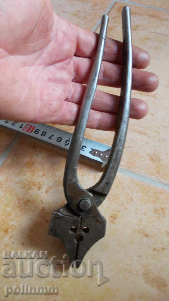 Old shoe pliers - 4 - 5 Old shoe pliers - 4 - 5