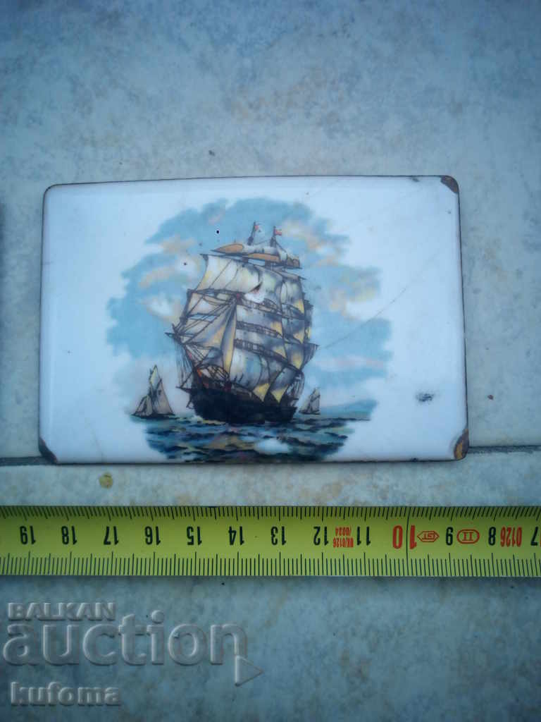 Auction  Old porcelain plates from a cigar box