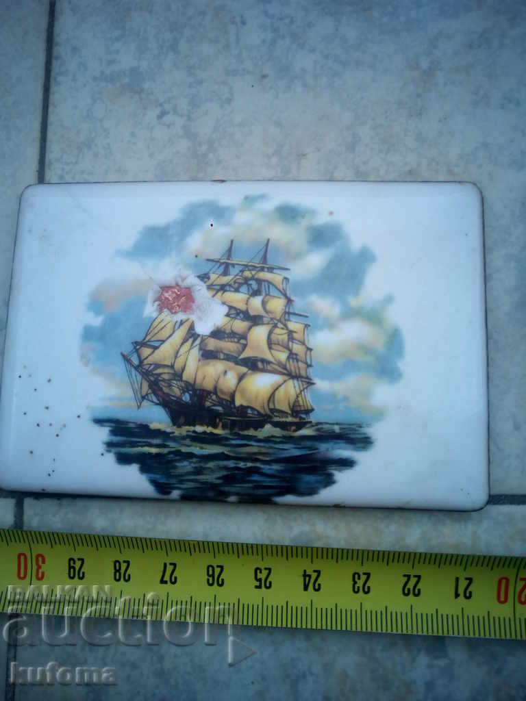 Delivery of Old porcelain plates from a cigar box