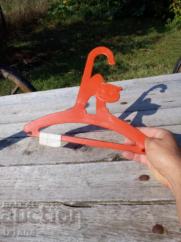 Cuier vechi de haine pentru copii cu preț 5.00 BGN | € 2.56 Cuier vechi de haine pentru copii cu preț 5.00 BGN | € 2.56