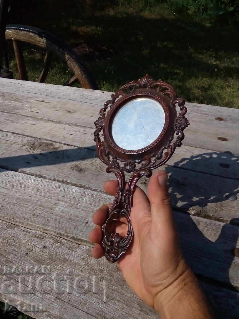 O oglindă veche, o oglindă cu preț 20.00 BGN | € 10.23 O oglindă veche, o oglindă cu preț 20.00 BGN | € 10.23