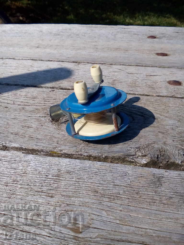 Old fishing reel with price 25.00 BGN | € 12.78