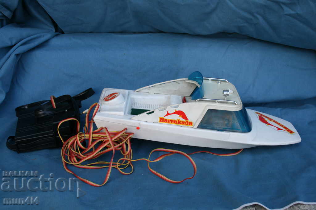 O barcă cu motor pentru jucării cu telecomandă