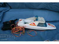 O barcă cu motor pentru jucării cu telecomandă