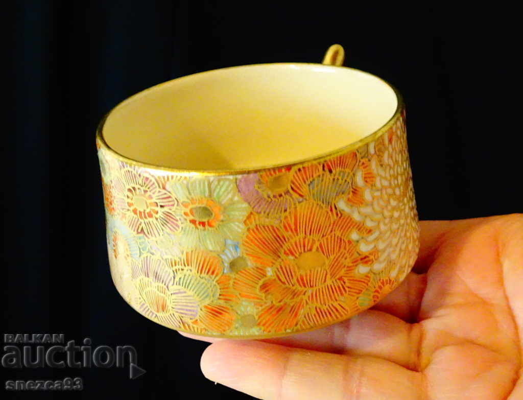 Auction Satsuma Japanese porcelain bowl, gold, chrysanthemums Auction Satsuma Japanese porcelain bowl, gold, chrysanthemums
