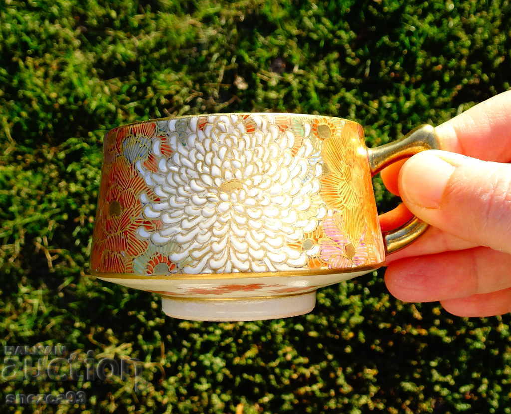 Satsuma Japanese porcelain bowl, gold, chrysanthemums Satsuma Japanese porcelain bowl, gold, chrysanthemums