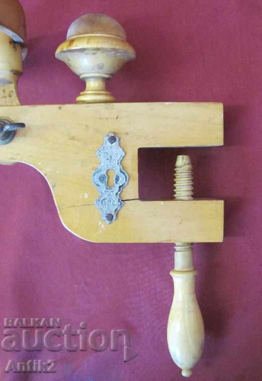 19th century Lace and tapestry sewing device - 5