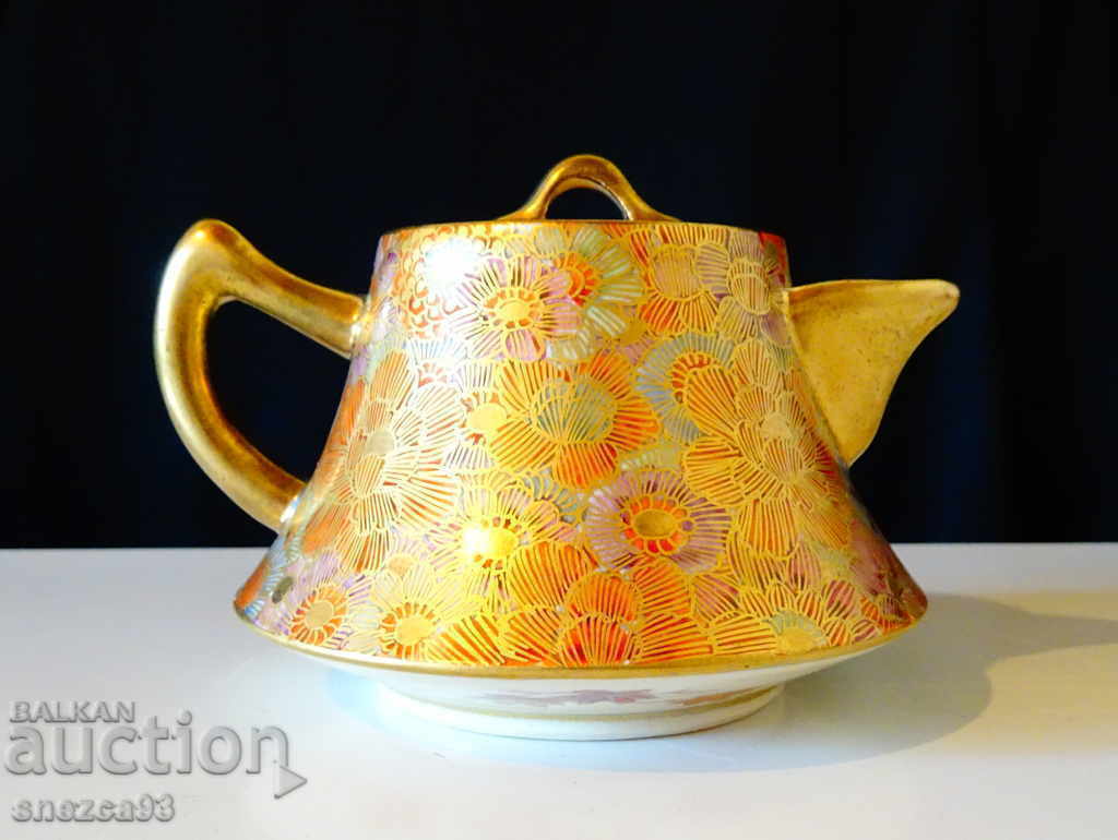 Auction Genuine Japanese Satsuma porcelain, gold, chrysanthemums Auction Genuine Japanese Satsuma porcelain, gold, chrysanthemums