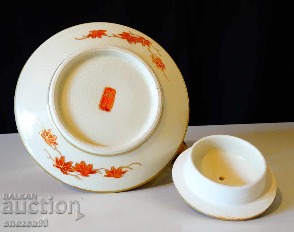 Delivery of Genuine Japanese Satsuma porcelain, gold, chrysanthemums Delivery of Genuine Japanese Satsuma porcelain, gold, chrysanthemums