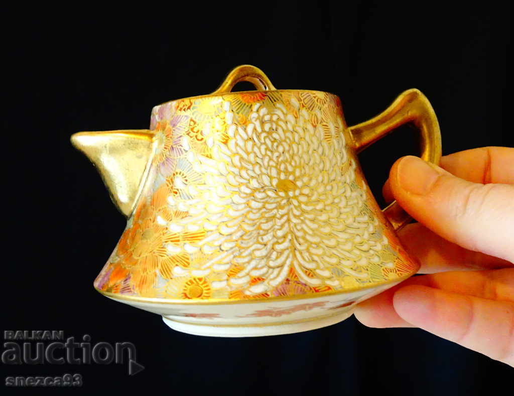 Genuine Japanese Satsuma porcelain, gold, chrysanthemums Genuine Japanese Satsuma porcelain, gold, chrysanthemums
