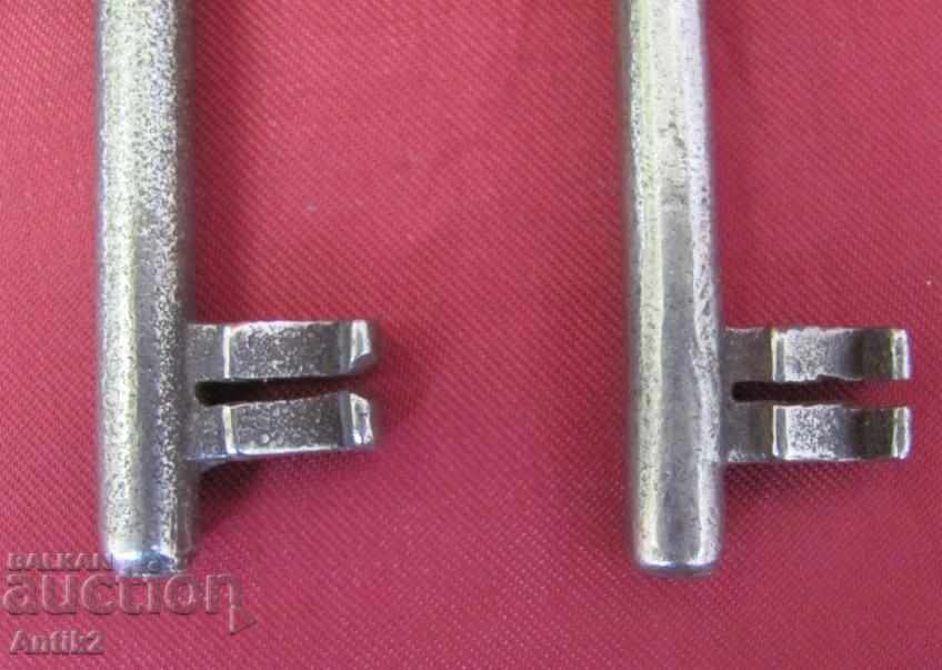 Delivery of 19th century 2 pieces Keys