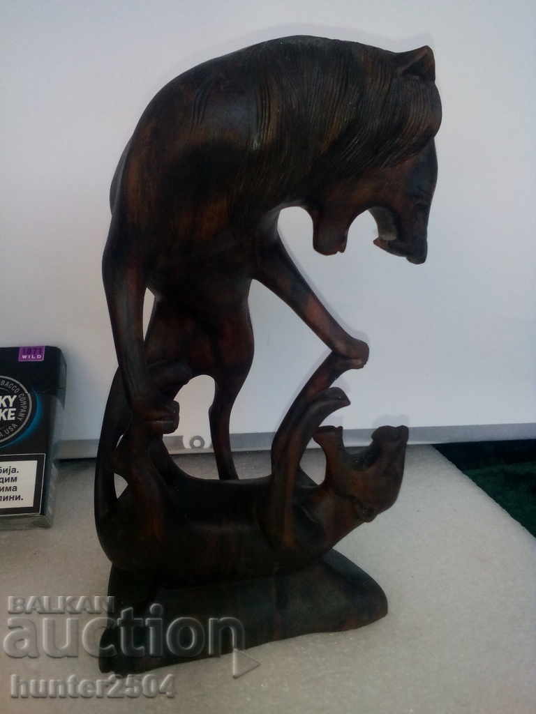 Delivery of Cougar and hyena ebony, rosewood? wood, Japan, height 20 cm. Delivery of Cougar and hyena ebony, rosewood? wood, Japan, height 20 cm.