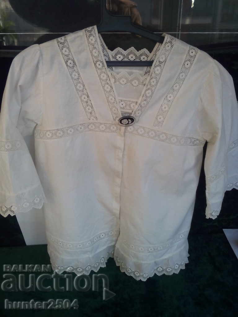 Blouse, medium.min century.fine cotton cotton with lace.Size 36-40