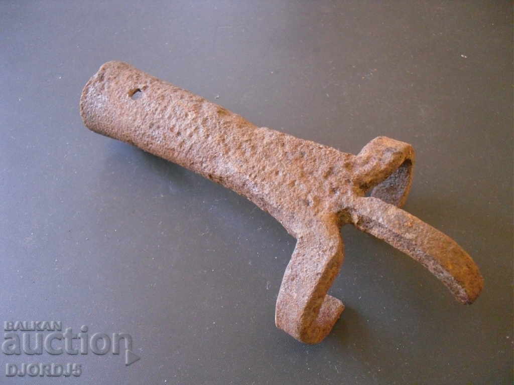 An old forged tool with price 4.00 BGN | € 2.05 An old forged tool with price 4.00 BGN | € 2.05