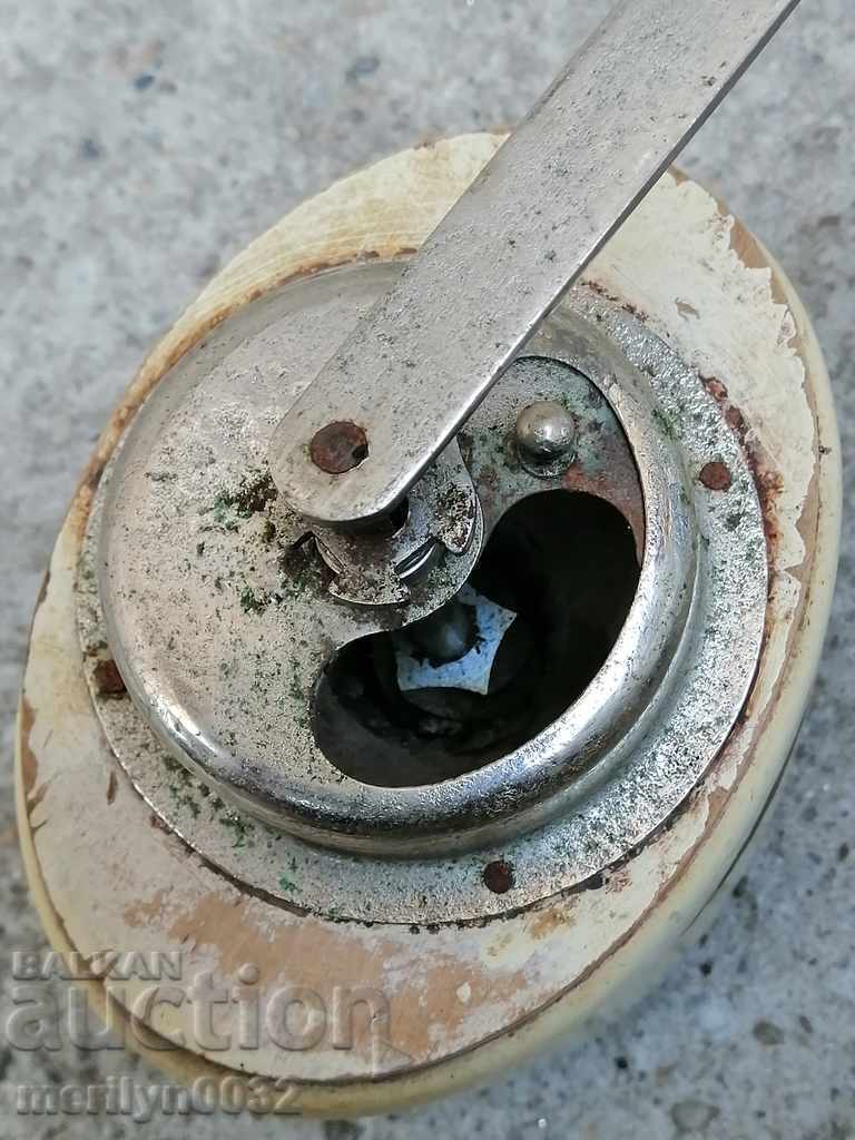 Δημοπρασία Παλιό μύλος μπαχαρικών καφέ μαύρου πιπεριού μύλος