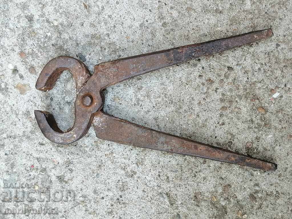 Ancient primitive crumpled keretten pliers in the 20th century with price 33.00 BGN | € 16.87 Ancient primitive crumpled keretten pliers in the 20th century with price 33.00 BGN | € 16.87