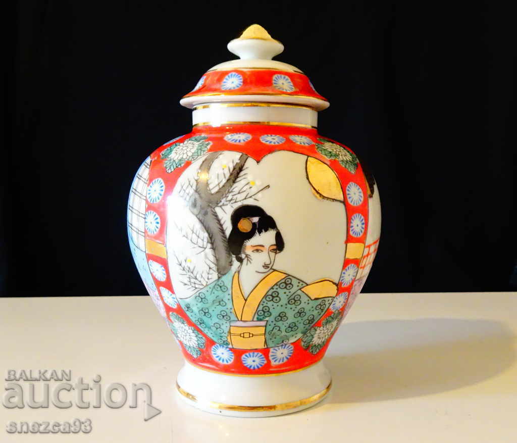Japanese Satsuma porcelain vase, gold, urn with price 39.00 BGN | € 19.94 Japanese Satsuma porcelain vase, gold, urn with price 39.00 BGN | € 19.94