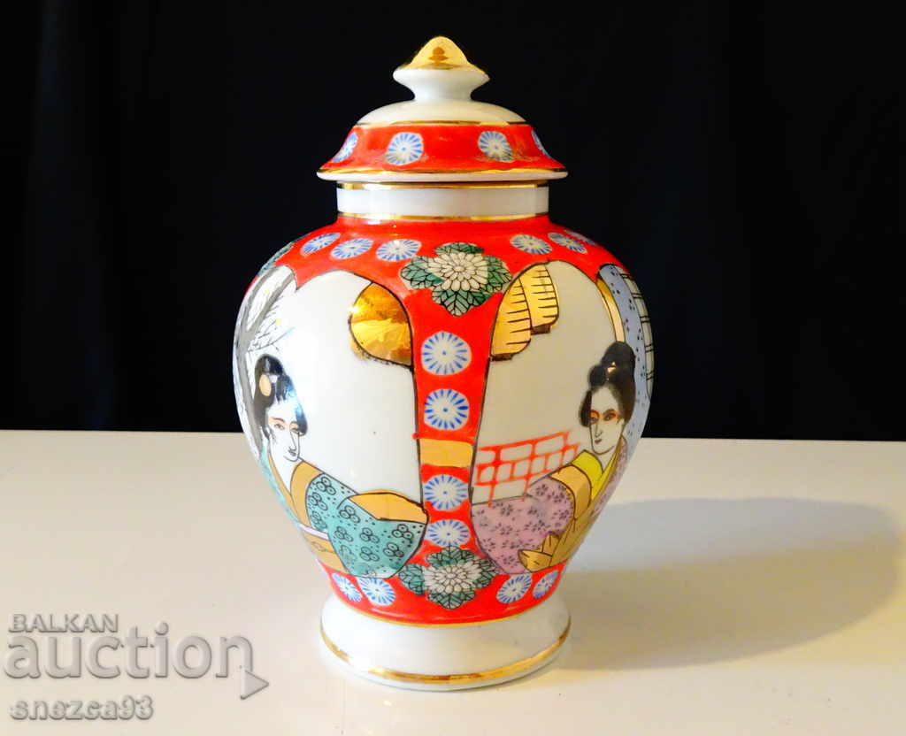 Auction Japanese Satsuma porcelain vase, gold, urn Auction Japanese Satsuma porcelain vase, gold, urn