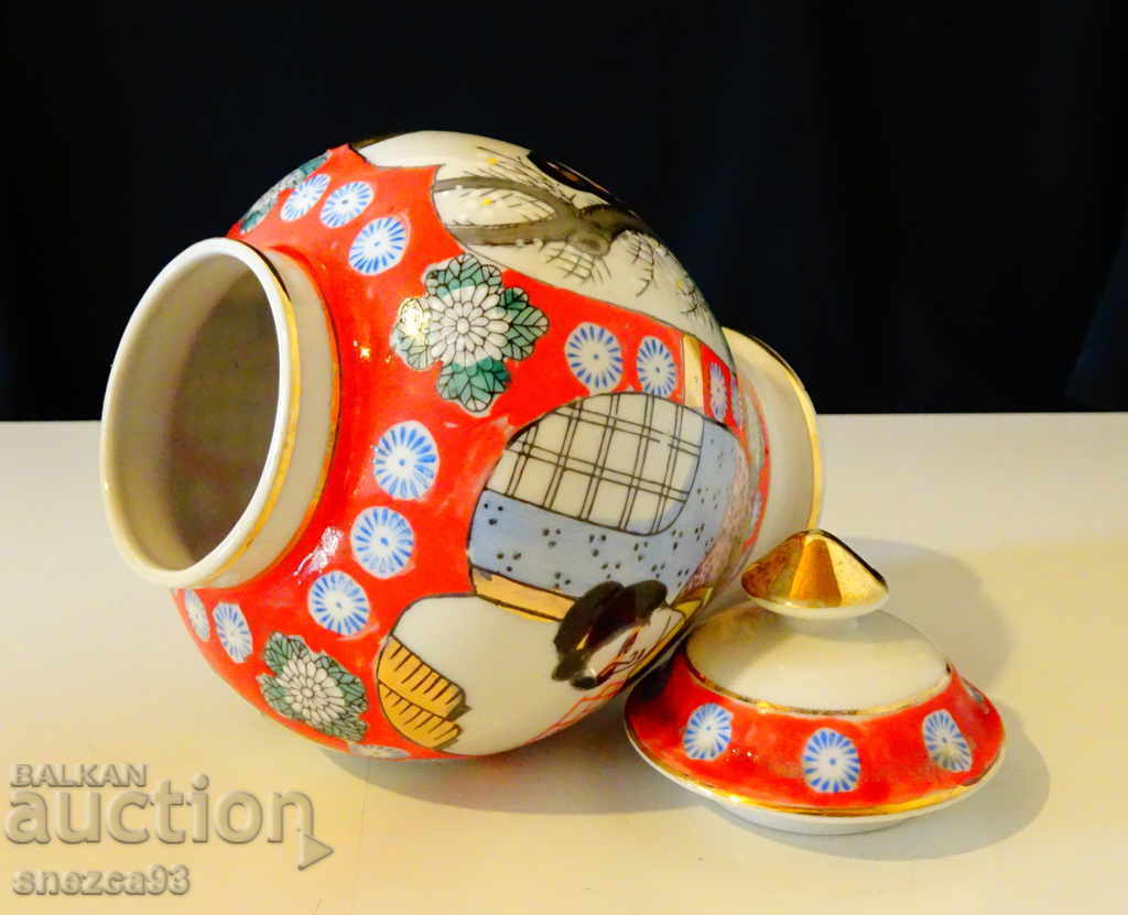 Delivery of Japanese Satsuma porcelain vase, gold, urn Delivery of Japanese Satsuma porcelain vase, gold, urn