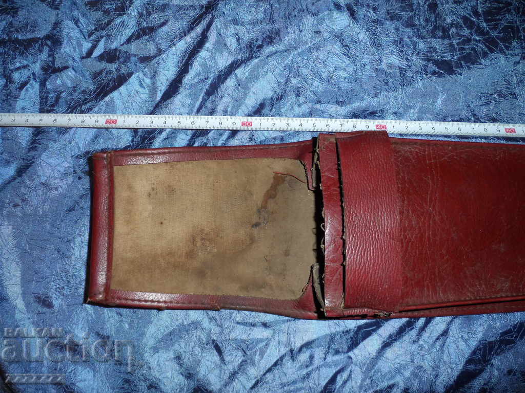 Παράδοση Μια μεγάλη, παλιά δερμάτινη θήκη. Παράδοση Μια μεγάλη, παλιά δερμάτινη θήκη.