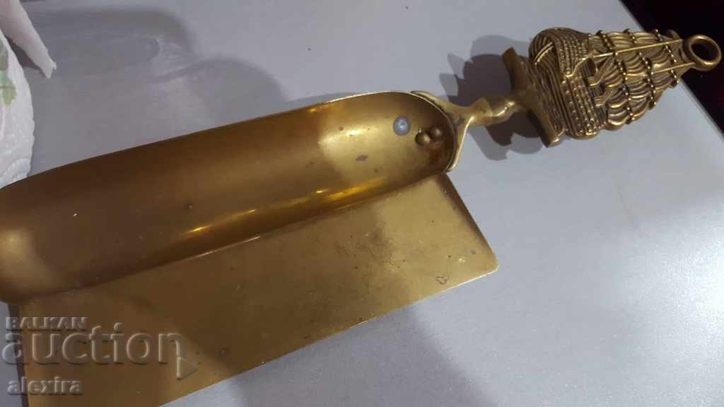 old bronze shovel with price 39.00 BGN | € 19.94 old bronze shovel with price 39.00 BGN | € 19.94