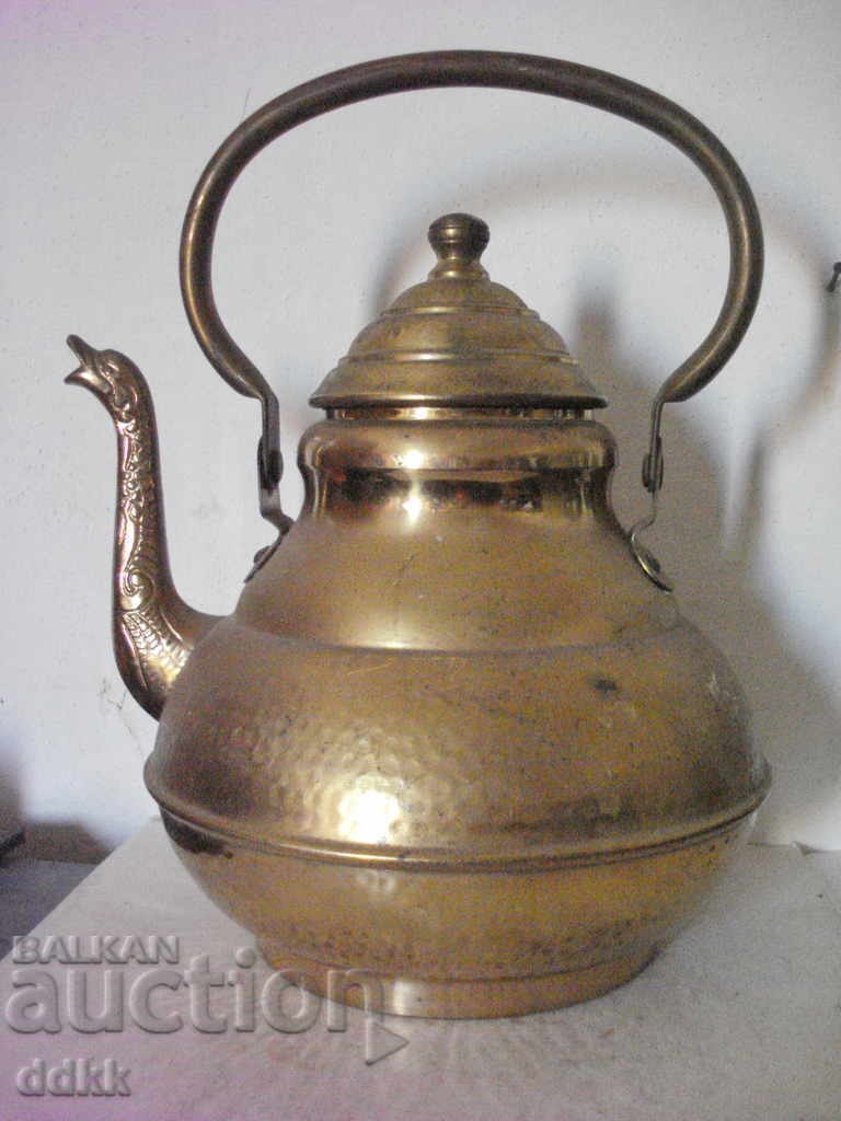 Голям и красив бронзов чайник