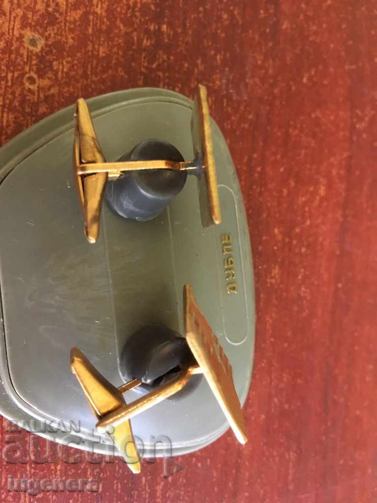 Τα κουμπιά είναι χρυσά με τιμή 11.00 BGN | € 5.62 Τα κουμπιά είναι χρυσά με τιμή 11.00 BGN | € 5.62