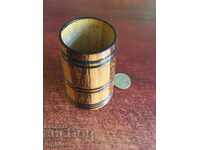 Pahar din lemn cu formă de butoi de cașcaval