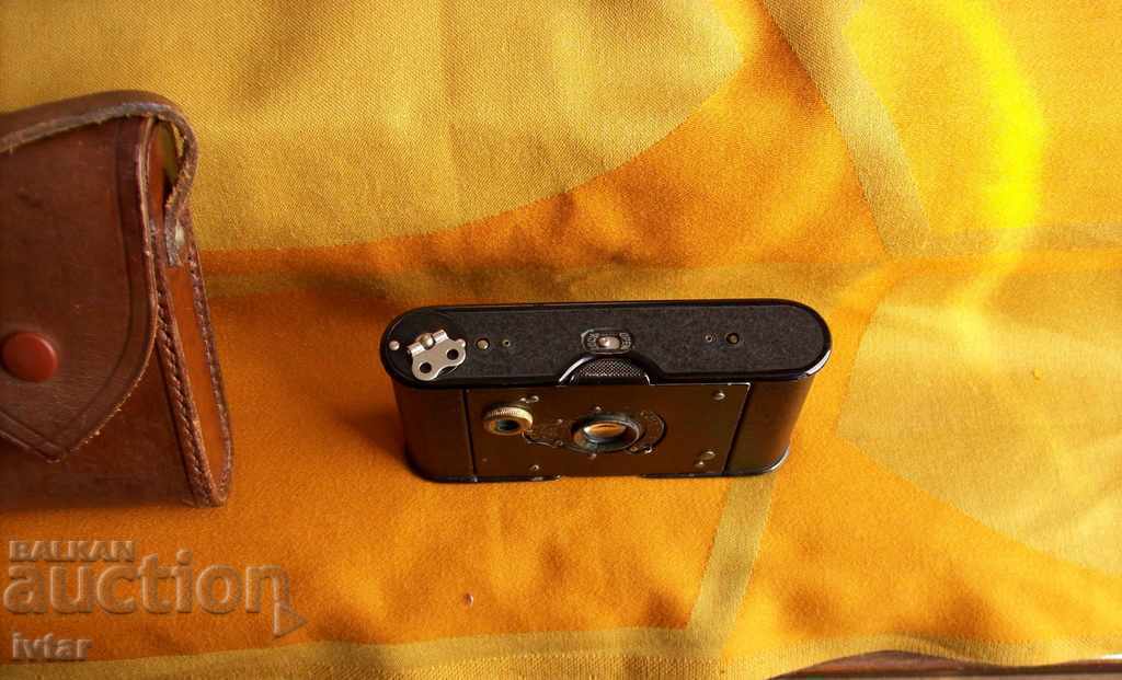 Auction Vintage "KODAK" pocket camera with case Auction Vintage "KODAK" pocket camera with case