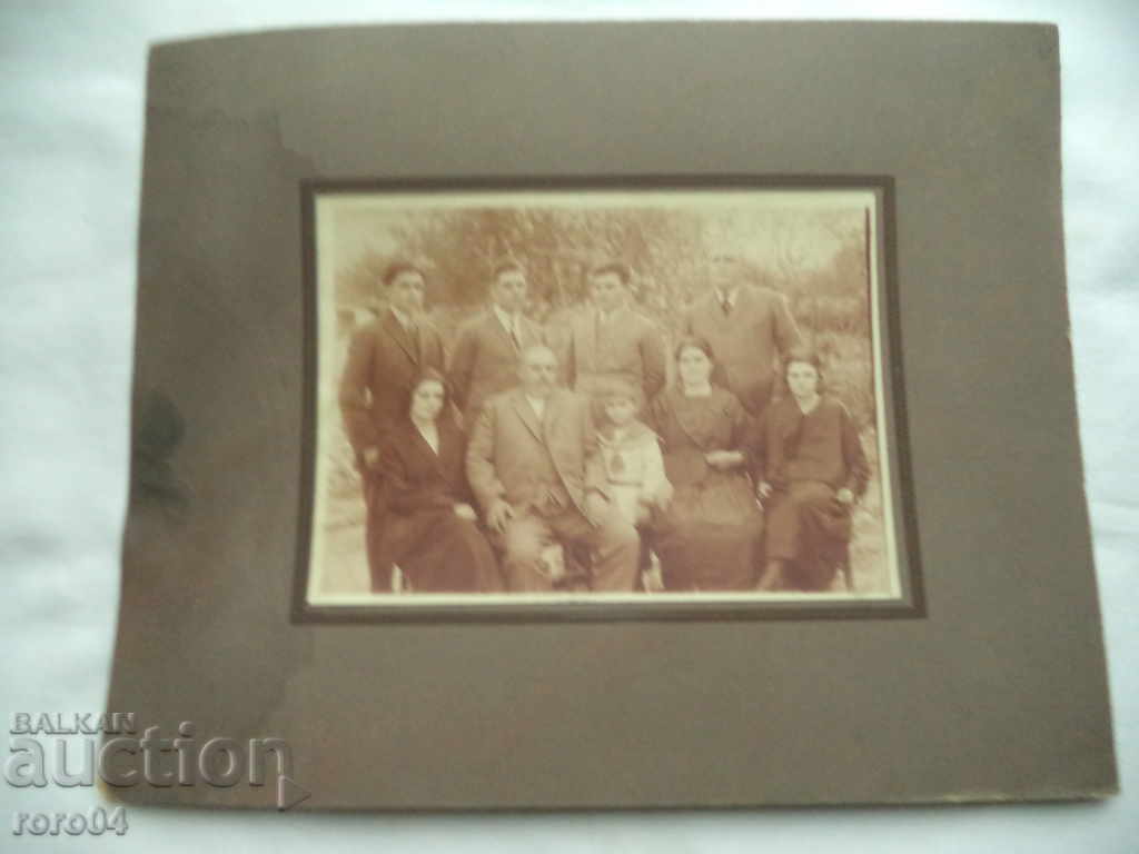 YAMBOL FAMILY - PHOTO KINGDOM OF BULGARIA with price 19.19 BGN | € 9.81 YAMBOL FAMILY - PHOTO KINGDOM OF BULGARIA with price 19.19 BGN | € 9.81