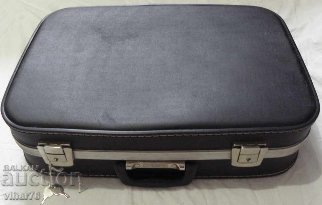 βαλίτσα με δύο πλήκτρα με τιμή 29.99 BGN | € 15.33 βαλίτσα με δύο πλήκτρα με τιμή 29.99 BGN | € 15.33