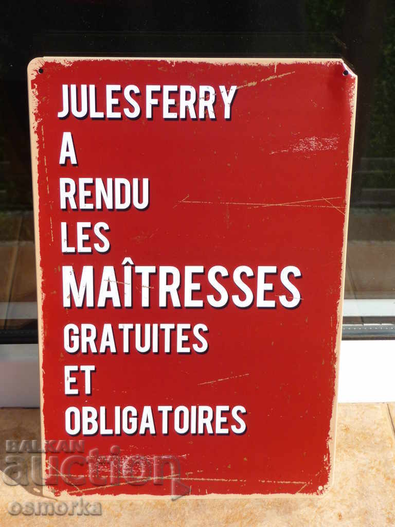 Mesaj de inscripție pe placă metalică pe retro roșu francez