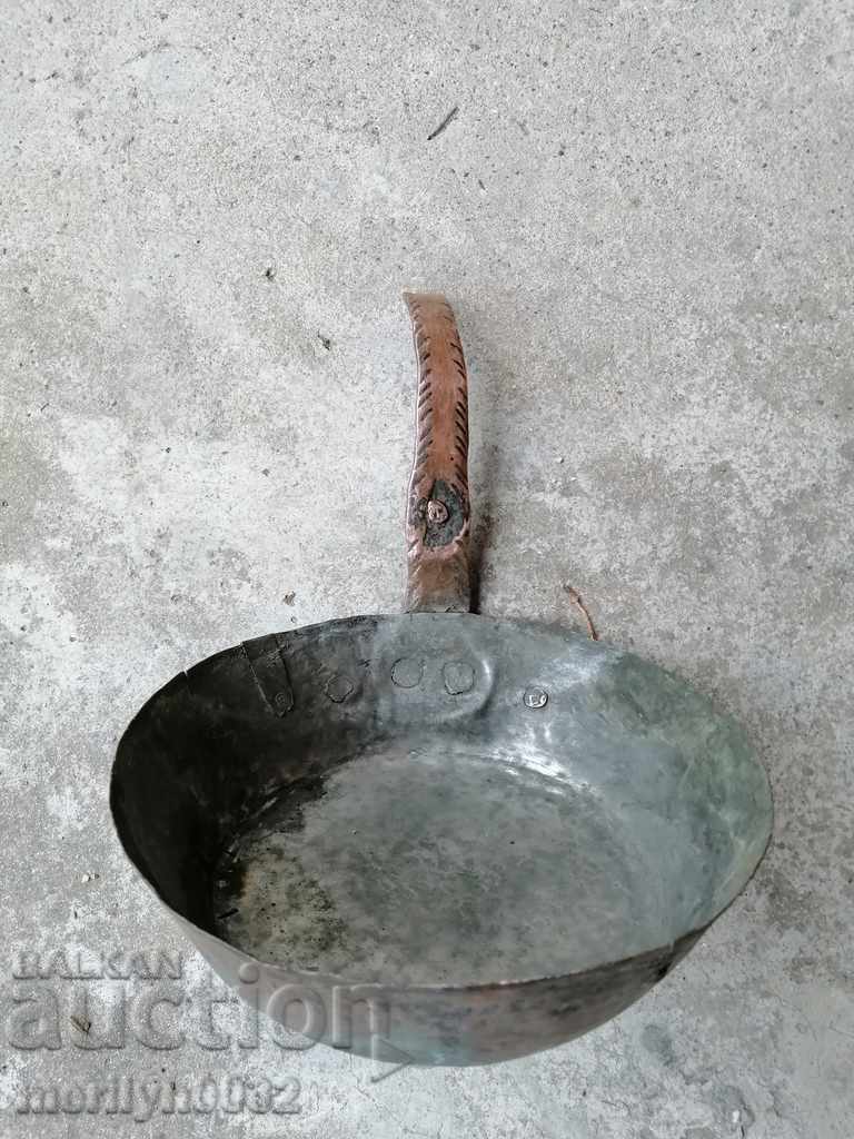 Auction An old copper pan, a baker, a tray, a copper pot Auction An old copper pan, a baker, a tray, a copper pot