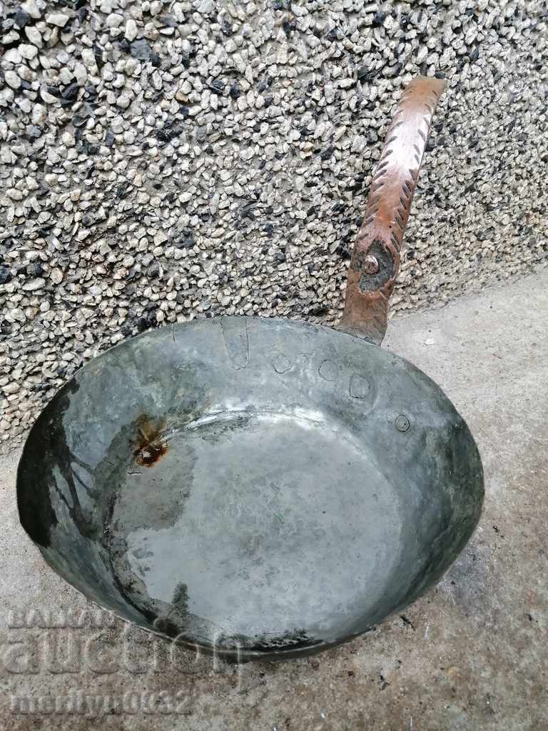 An old copper pan, a baker, a tray, a copper pot - 6 An old copper pan, a baker, a tray, a copper pot - 6