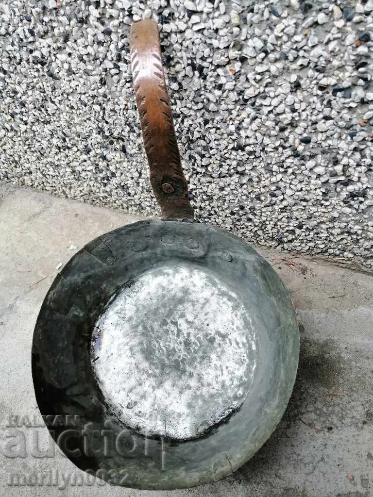 An old copper pan, a baker, a tray, a copper pot - 7 An old copper pan, a baker, a tray, a copper pot - 7