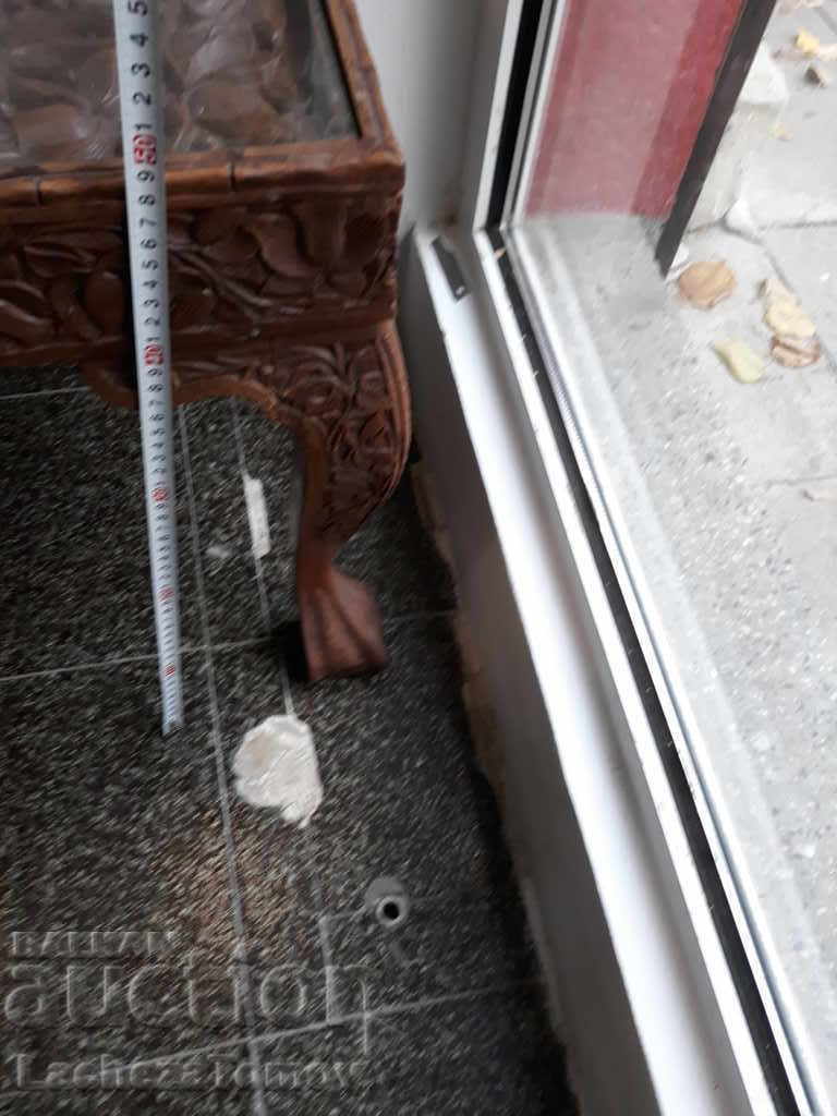 Δημοπρασία Ένα εξαιρετικά όμορφο ακριβό τραπέζι Δημοπρασία Ένα εξαιρετικά όμορφο ακριβό τραπέζι