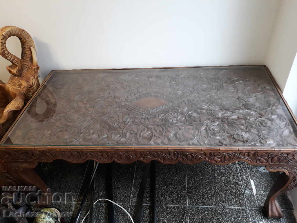 Ένα εξαιρετικά όμορφο ακριβό τραπέζι Ένα εξαιρετικά όμορφο ακριβό τραπέζι