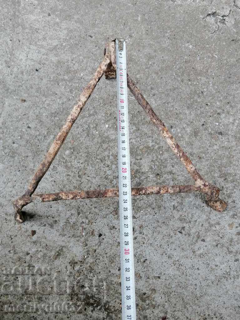 Παράδοση Παλιά πλαστά sazhek, τζάκι, σχάρα, σφυρήλατο σίδερο Παράδοση Παλιά πλαστά sazhek, τζάκι, σχάρα, σφυρήλατο σίδερο