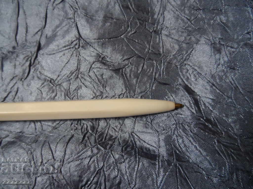 ένα παλιό πλαστικό στυλό με τιμή 5.00 BGN | € 2.56 ένα παλιό πλαστικό στυλό με τιμή 5.00 BGN | € 2.56