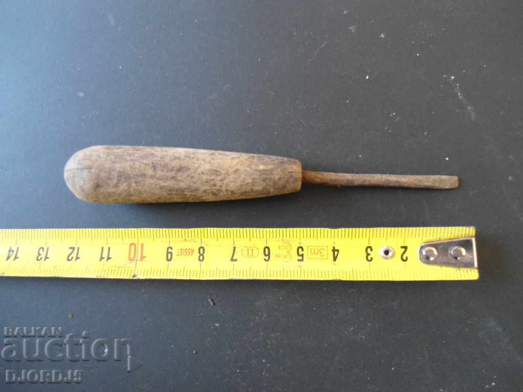 o șurubelniță vechi cu preț 2.00 BGN | € 1.02