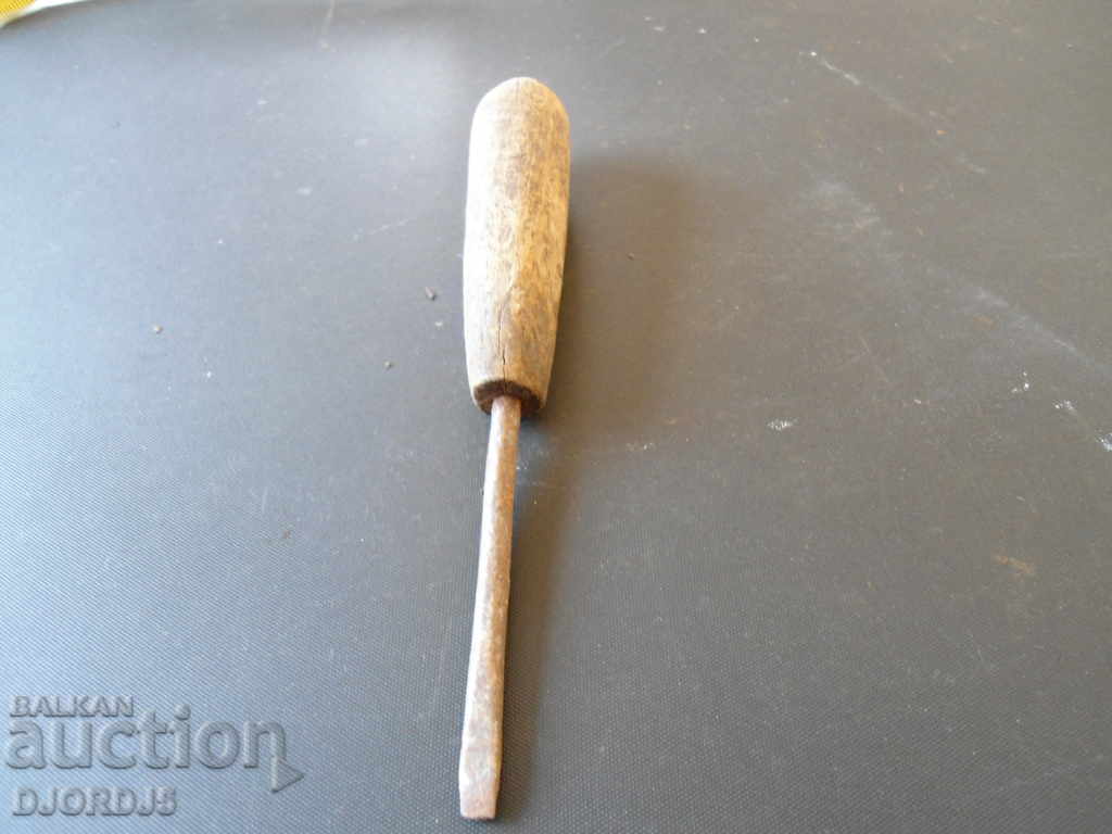 Licitație o șurubelniță vechi