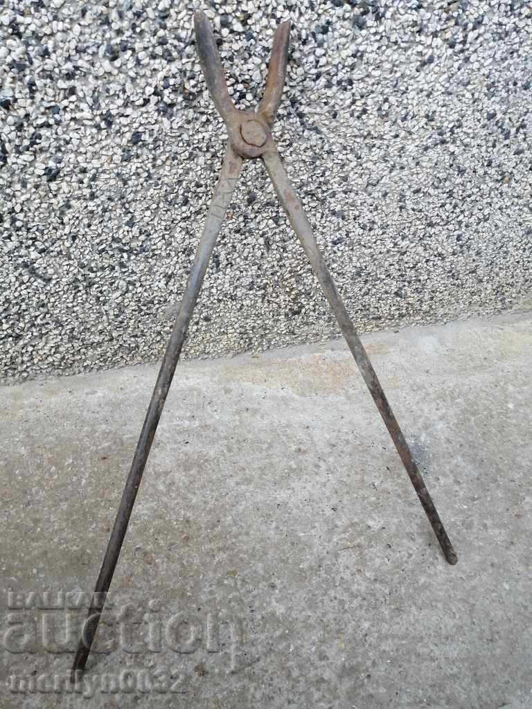 Auction  Forging pliers wrought iron tool