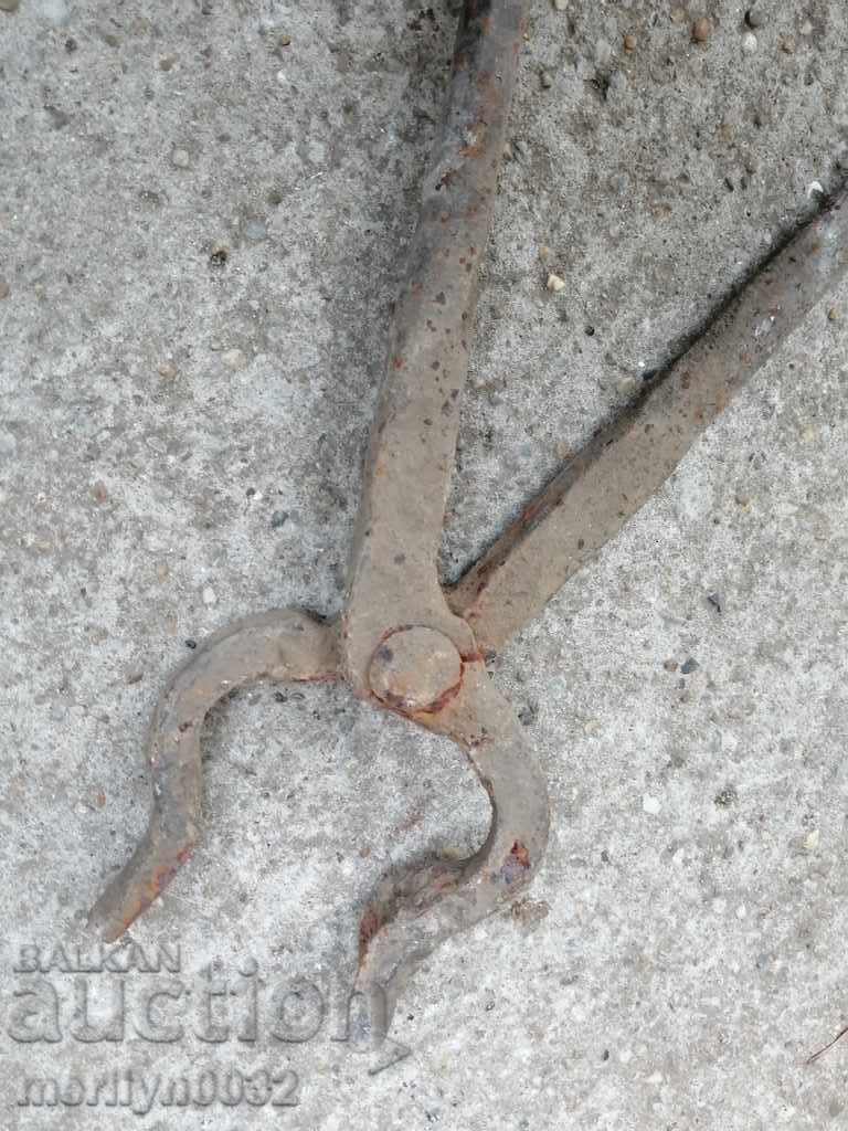 Auction  Forging pliers wrought iron tool
