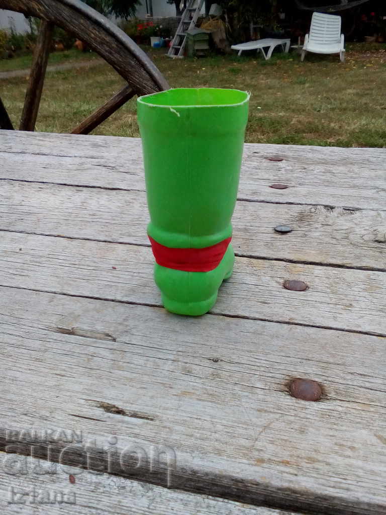 Old plastic boot with price 6.00 BGN | € 3.07 Old plastic boot with price 6.00 BGN | € 3.07