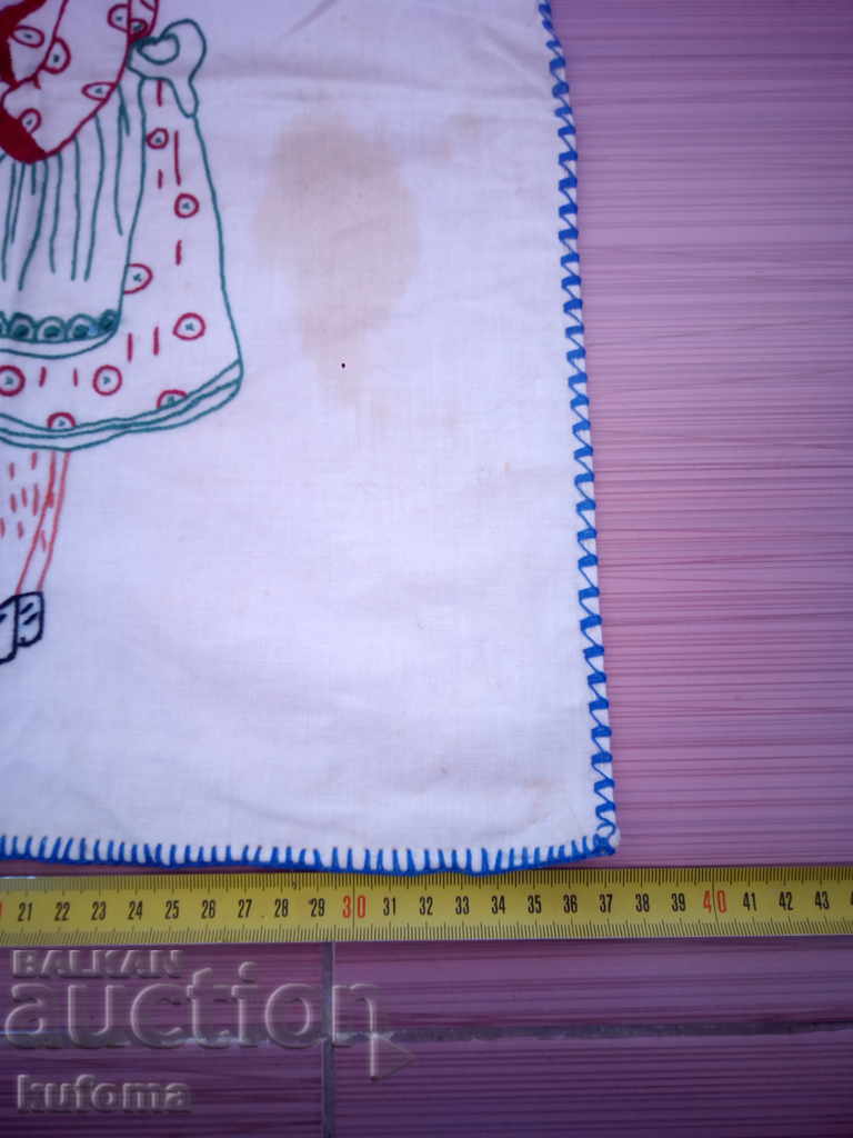 Hand-embroidered tablecloth - 6