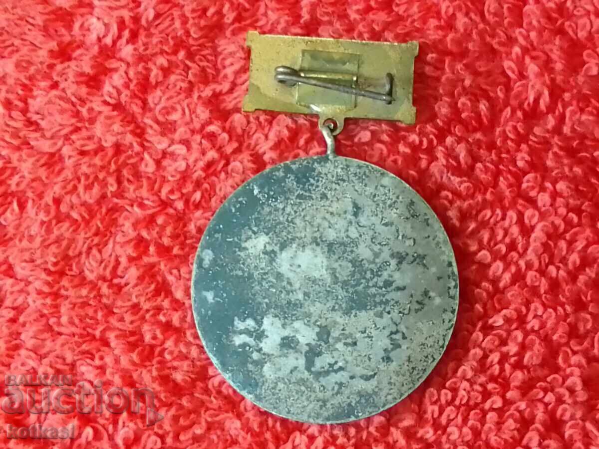 Стар спортен Знак футбол ЗА ЗАСЛУГА емайл Левски Спартак с цена € 48.83 | 95.50 лв.