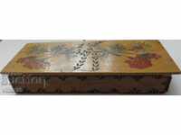 Стара дървена кутия