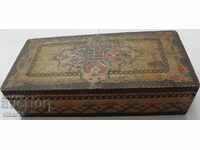 Стара дървена кутия с огледало