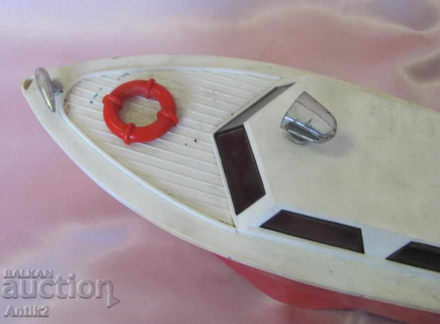 Delivery of 70s Toy Motorboat with motor Delivery of 70s Toy Motorboat with motor