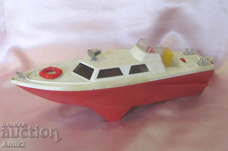 70-те Детска Играчка- Моторна Лодка с двигател
